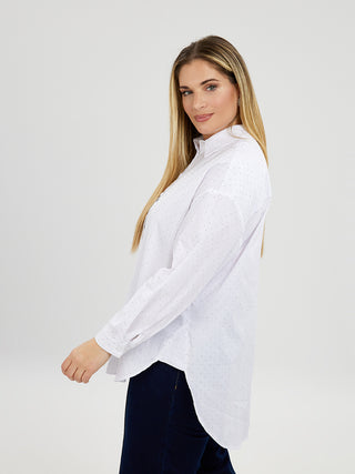 MAT Bluse 3057 white Strass: Eine Frau trägt eine weiße Bluse mit langen Ärmeln und Strass-Akzenten. Die Bluse hat eine legere Passform und ist aus Baumwolle, Polyamid und Elastan gefertigt.