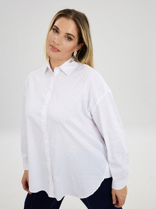 Frau trägt MAT Bluse 3057 white Strass, ein weißes Oberteil mit Kragen, Knopfleiste und langen Ärmeln, aus Baumwolle, Polyamid und Elastan, ideal für Plus Size.
