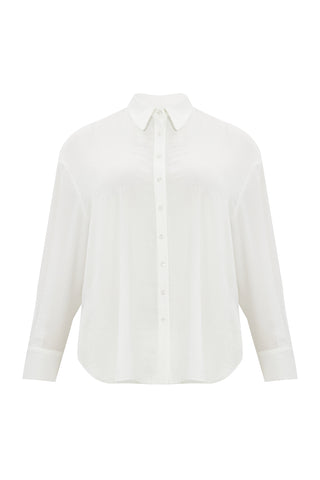 MAT Bluse 3060 white, eine weiße Bluse mit Knöpfen und Kragen, aus 100% Polyester. Die Bluse zeigt Details eines Ärmels und eines Knopfes und fällt in Plus Size normal aus.