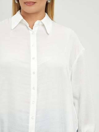 Nahaufnahme des Halsausschnitts einer Frau, die die MAT Bluse 3060 in Weiß trägt, mit sichtbarem Kragen, Knöpfen und Ärmeln, gefertigt aus 100% Polyester in Plusgröße.