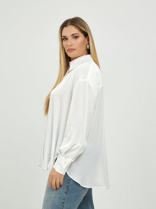 Eine Frau trägt die MAT Bluse 3060 Weiß, ein lässiges Oberteil mit langen Ärmeln und lockerem Schnitt, aus 100% Polyester, ideal für einen stilvollen, bequemen Look.