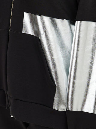 MAT Sweatjacke 4028 black/silver mit silbernen Folieneinsätzen, zeigt detaillierte Textur des schwarzen Stoffes und glänzenden Silberakzenten, ideal für einen sportlichen Look in normaler Plusgröße.