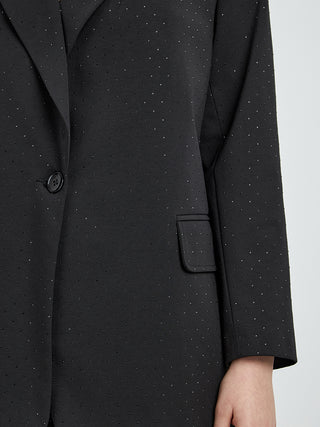 Nahaufnahme des MAT Blazer 4033 black Strass mit sichtbarer Knopf- und Armgestaltung, betont durch feine Details wie Kragen und Taschen. Ideal für Plus-Size, gefertigt aus Baumwolle, Polyamid und Elastan.