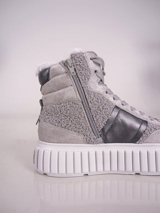 Kennel&Schmenger Zap Sneaker Hi Top, Nahaufnahme eines grauen Veloursleder-Sneakers mit Plateau-Sohle und abnehmbarem Leder-Innensohle, zeigt einen markanten Lederpatch und einen seitlichen Reißverschluss.