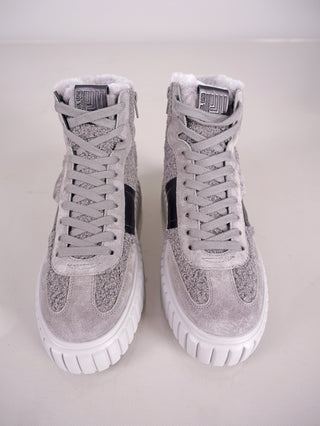 Kennel&Schmenger Zap Sneaker Hi Top in grauem Veloursleder, Hightop-Design mit Plateau-Sohle. Detailreiche Nahaufnahme zeigt das modische, kuschelige Design und die abnehmbare Innensohle.