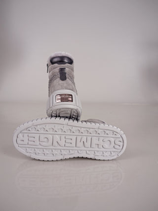 Kennel&Schmenger Zap Sneaker Hi Top, ein grauer Hightop-Sneaker aus Veloursleder mit kuscheligen Details und leichter Plateausohle, bietet modischen Komfort. Ideal für den sportlichen Herbstlook.