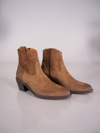 Thea Mika Lily Boot Sayo/Farro, ein Paar stilvolle Westernstiefel aus Veloursleder mit seitlichem Reißverschluss und 5,5 cm Absatzhöhe, präsentieren sich mit einer Gummisohle und Lederinnenfutter.
