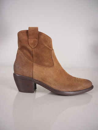 Thea Mika Lily Boot Sayo/Farro im Western Look, aus Veloursleder mit Gummisohle, seitlichem Reißverschluss und 5,5 cm Absatzhöhe. Nahaufnahme zeigt feine Details und Lederinnenfutter.