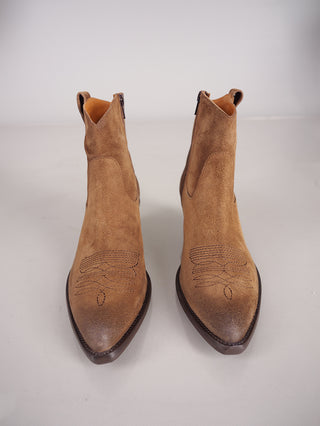 Thea Mika Lily Boot Sayo/Farro: Ein Paar braune Cowboyboots aus feinem Veloursleder mit seitlichem Reißverschluss und 5,5 cm Absatz.