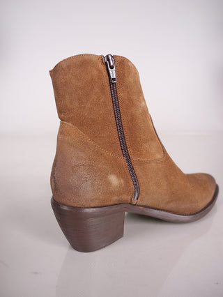 Thea Mika Lily Boot Sayo/Farro im Western-Look, zeigt einen braunen Velourslederstiefel mit seitlichem Reißverschluss und 5,5 cm Absatzhöhe. Detailaufnahme von Ferse und Sohle sichtbar.