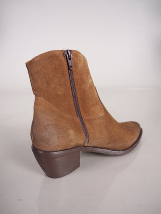 Thea Mika Lily Boot Sayo/Farro, ein stilvoller Western-Boot aus feinem Veloursleder mit seitlichem Reißverschluss und 5,5 cm Absatzhöhe. Zeigt Nahaufnahme des Zippers und der Gummisohle.