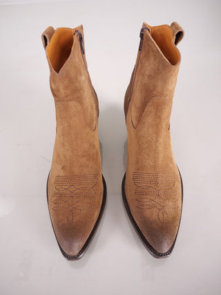 Thea Mika Lily Boot Sayo/Farro, ein Paar Westernstiefel aus feinem Veloursleder, mit seitlichem Reißverschluss und 5,5 cm Absatz. Zeigt Nahaufnahme der Stiefel auf weißem Hintergrund.