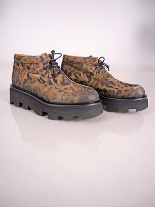 Thea Mika Carrie Low Nairobi: Modische Low Top Boots mit Leopardenmuster, aus Leder gefertigt, mit 5 cm Absatz und 3 cm Plateau, zeigen schwarze Schnürsenkel und eine leichte Gummisohle.