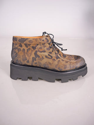 Thea Mika Carrie Low Nairobi: Modischer Low Top Boot mit Animal Print, Lederoberfläche und 5 cm Absatz, zeigt braune und schwarze Farbtöne mit leichtem, gummierter Laufsohle.