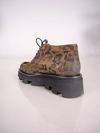 Thea Mika Carrie Low Nairobi: Nahaufnahme eines modischen Low-Top-Boots aus Leder mit Animal-Print, 5 cm Absatz und 3 cm Plateau. Sichtbares Detail: Extralight-Gummisohle für Leichtigkeit.