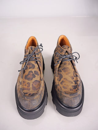 Thea Mika Carrie Low Nairobi: Modischer Low Top Boot mit Leopardenmuster, Lederobermaterial und 5 cm Absatz. Leichte Gummisohle für Komfort. Ideal für trendbewusste Mode.