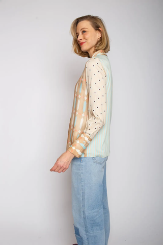 Emily Bluse 796 sand/blue, lässige Hemdbluse mit geometrischem Muster, 1/1 Ärmel mit Manschetten, aus Viskose-Satin, getragen von einer Frau mit kurzen Haaren.