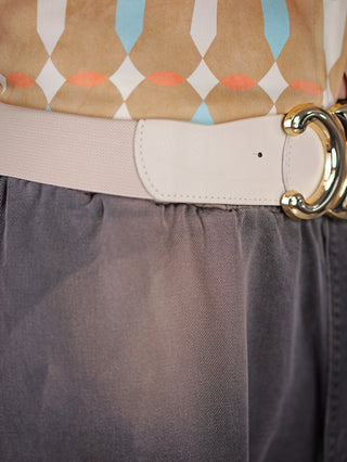 Gürtel CC Groß ivory: Hochwertiger, elastischer Taillengürtel mit goldfarbener Schließe. Perfekt zum Abrunden von Outfits, zeigt er ein elegantes Design mit deutlicher Textur und robustem Material.