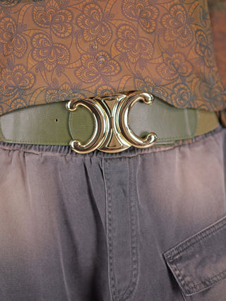 Gürtel CC Groß grün: Detailaufnahme eines elastischen, grünen Taillengürtels mit goldfarbener Schnalle, passend für modische Outfits. Hochwertige Verarbeitung aus Polyester und Metall.