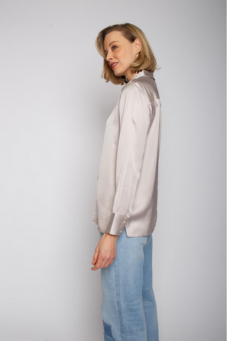Emily Bluse 705 taupe, getragen von einer Frau in einem weißen Hemd, mit durchgehender Knopfleiste und langen Ärmeln mit Manschette, aus leicht fließendem Viskose-Satin.