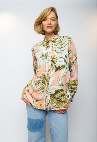 Emily Bluse 493 salmon/khaki: Frau trägt eine floral gemusterte Hemdbluse aus fließendem Viskose Satin mit durchgehender Knopfleiste und langen Ärmeln mit Manschetten.