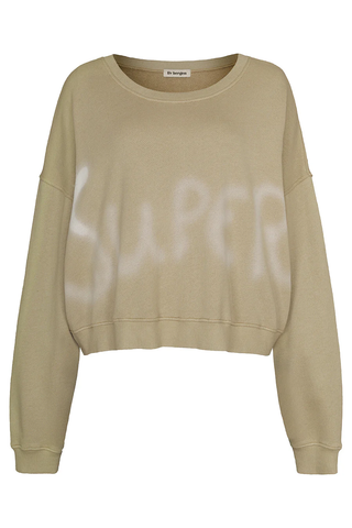 Li Bergen Sweater Graz bleached: Camel-farbener Pullover mit weißem Super-Print, bietet einen lässigen Look. Hergestellt aus 100% Baumwolle mit langen Ärmeln. Ideal für einen kühlen, entspannten Stil.