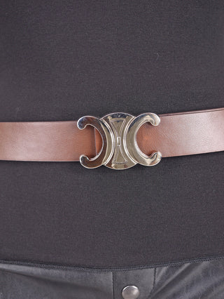 OFF#DLY Gürtel CC klein dunkelbraun/silber, schmaler Kunstledergürtel mit silberner Metallschließe im Detail gezeigt.