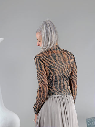 Netzshirt Lucie von OFF#DLY mit Animal-Muster, getragen von einer Frau mit grauen Haaren. Das Shirt hat einen hohen Kragen und ist in Einheitsgröße erhältlich.