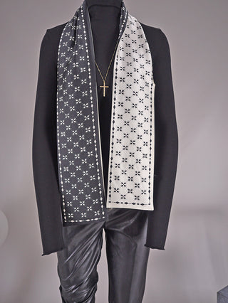Mannequin mit dem OFF#DLY Tuch Venedig in schwarz/creme um den Hals, kombiniert mit einer Hose, präsentiert die elegante Schlichtheit des Schals in einem modischen Arrangement.