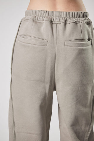 ThomKrom WST 384 Pant, nahaufnahme einer lässigen Sweathose mit elastischem Bündchen und Paspel-Details, zeigt weiche Baumwoll-Sweat-Qualität und funktionelle Taschen.