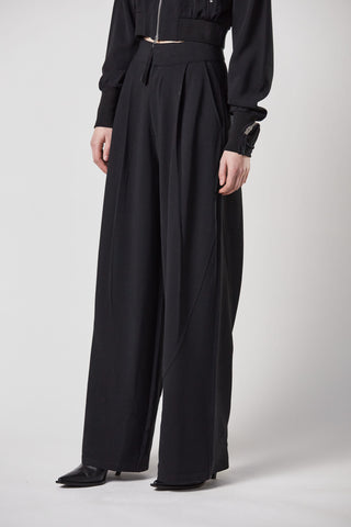 ThomKrom WST390 Pant mit weitem Bein und hoher Taille, getragen von einer Person; Detailaufnahme von umgeschlagenem Saum.
