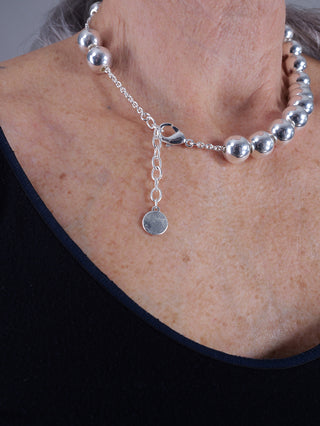 Silberne OFF#DLY Kugelkette aus Aluminium mit einer Länge von 42+5 cm und einem Gewicht von 62,4 g. Die Kette verfügt über einen dezenten, eleganten Look, passend für jeden Anlass.