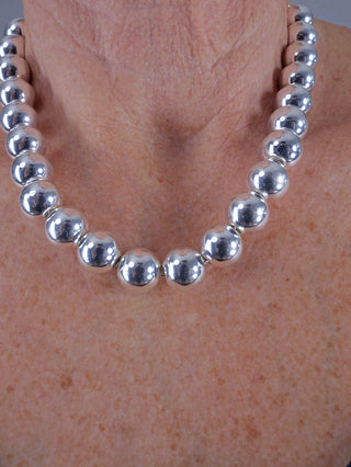OFF#DLY Kugelkette silber aus Aluminium mit einer Länge von 42+5 cm und einem Gewicht von 62,4 g. Die Kette ist in der Größe One Size erhältlich.