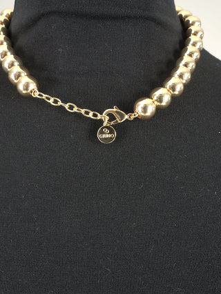 OFF#DLY Kugelkette gold auf einer Schaufensterpuppe, zeigt eine elegante, langlebige Aluminiumkette. Länge 42+5 cm, Gewicht 62,4 g. Perfekt als modisches Accessoire für jeden Anlass.