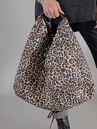 OFF#DLY Leo Shopper in der Hand gehalten, zeigt Leopardenmuster, aus 100% Polyester, Größe 55x50 cm. Perfekt als modisches Accessoire für den täglichen Gebrauch.
