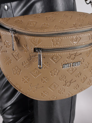 Sweet Years Crossbody khaki, eine braune Tasche mit geprägtem Design und verstellbarem Tragegurt aus Polyurethan, Größe 30x20x10 cm, mit Herzmotiv auf der Lederoberfläche.