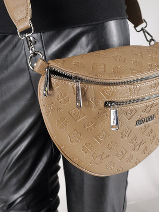 Sweet Years Crossbody khaki, getragen von einer Person, zeigt ein Design mit verstellbarem Tragegurt und Reißverschluss, aus Polyurethan, Größe 30x20x10 cm.