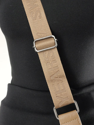 Sweet Years Crossbody khaki Tasche mit verstellbarem Tragegurt, sichtbarem Riemen und Schnalle, aus Polyurethan, Größe 30x20x10 cm. Ideal als stilvolles Modeaccessoire tragbar.