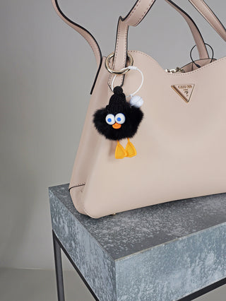 OFF#DLY The Fritz: Nahaufnahme eines lustigen Taschenanhängers aus Kunstfell mit großen Augen, der an einer Tasche befestigt ist. Material: Polyester/Metall, Größe: One Size.