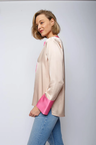 Emily Bluse sand: Frau trägt eine fließende Bluse mit V-Ausschnitt und kleinem Kragen, 1/1 Ärmel mit breiten Säumen. Viskose Satin verleiht der Bluse Eleganz.
