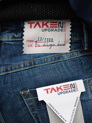 TAKE 2 Chiba Denim Slim Jeans, Nahaufnahme eines Etiketts und einer Gesäßtasche. Schmale 5-Pocket-Jeans mit Midblue-Waschung, sichtbare Details eines Labels auf der Jeans.