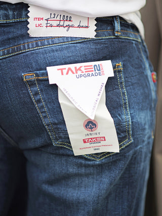 Nahaufnahme der TAKE 2 Sendai Denim Wide Leg Jeans, zeigt Details wie die 5-Pocket-Konstruktion und ein Etikett auf der Tasche. Perfekt geschnittene Jeans mit weiter Passform und mittlerer Waschung.