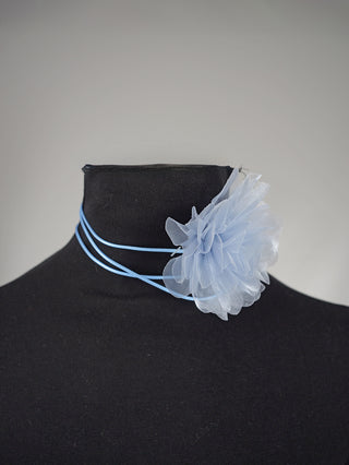 OFF#DLY Kette m. Blumenanhänger auf einem Schaufensterpuppe, mit einer auffälligen Blume als Anhänger, die als modisches Accessoire hervorsticht.