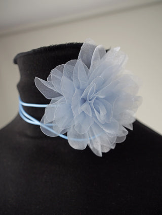 OFF#DLY Kette m. Blumenanhänger: Schwarze Schaufensterpuppe mit hellblauer Blumenverzierung an der Kordelkette. Blumenanhänger aus Polyester, Größe 9 cm, präsentiert als modisches Accessoire.