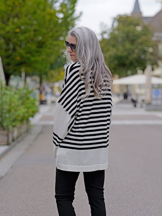 Philomena Pulli WL152 Streifen, getragen von einer Frau mit Sonnenbrille. Der Pulli hat einen V-Ausschnitt und ist im Farbmix gestaltet. Ideal für Street Fashion.