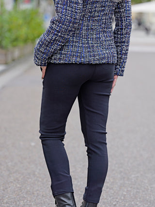 OFF#DLY Legging Sonja dunkelblau getragen von Frau in blauer Jacke, zeigt seitliche Einschubtaschen und schwarzen Lederstiefeln; betont viskose Baumwollmaterial für Komfort und Passform.