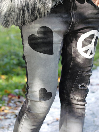 OFF#DLY PEACE Denim: Jeans mit Herzen und Peace-Zeichen auf den Beinen, im Two-Color-Wash. 5-Pocket-Stil, leichtes Drehbein, getragen von Model in Größe S.