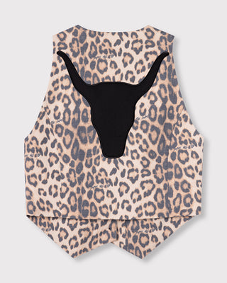 Nahaufnahme des Alix Leo Waistcoat, einem fein geschnittenen Gilet mit charakteristischem Leopardenprint, durchgehendem Knopfverschluss und V-Ausschnitt. Perfekt für einen festlichen Look.
