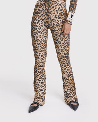 Alix Rib Flared Pant animal: Person trägt Leopardenmuster-Ripp-Jersey-Hose mit ausgestellten Beinen und hoher Taille. Kombinierbar mit passendem Oberteil und Blazer für einen kompletten Look.