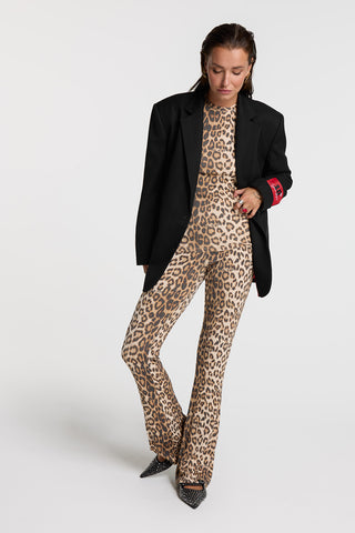 Alix Rib Flared Pant animal: Person trägt ausgestellte Hose mit Leopardenmuster aus Ripp-Jersey, kombiniert mit einem Blazer. Hose in hoher Taille und ohne Verschluss. Perfekt für einen modischen, zusammengehörigen Look.
